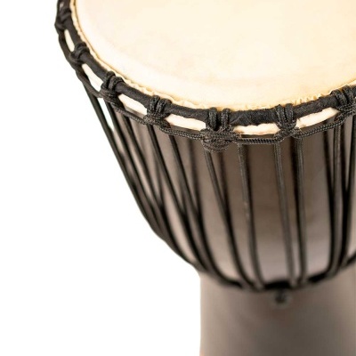 Tambor djembe com pele natural e cordas pretas numa base decorada.