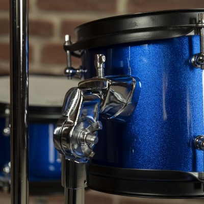 Bateria de tambores azul com ferragens cromadas em foco