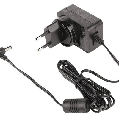 Carregador elétrico preto com ficha europeia e cabo longo enrolado