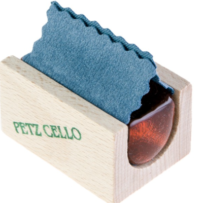 Apoio de cordas para cello de madeira clara com tecido azul e peça âmbar com marca PETZ CELLO