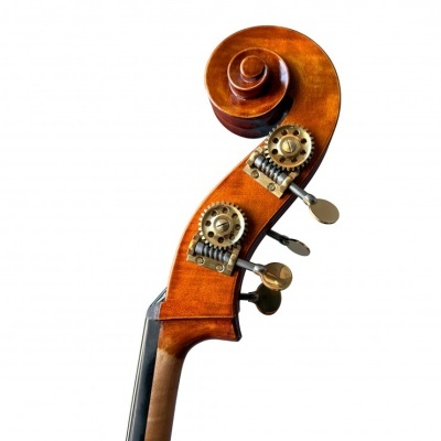 Cabeça de contrabaixo em madeira castanha com metal dourado