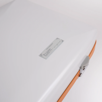 Estojo rígido branco com fecho metálico cinzento e detalhe laranja