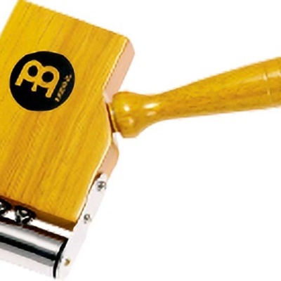 Raspador de madeira com cabo e lâmina metálica