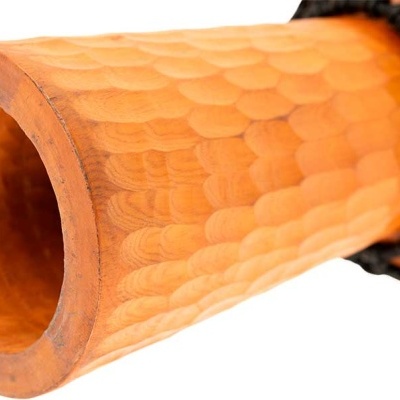 djembe de madeira clara e tecido preto trançado