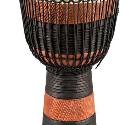 Tambor djembe em madeira castanha e preta com pele branca e cordas pretas.
