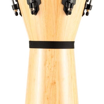 Djembe de madeira clara com aro preto e cordas de afinação
