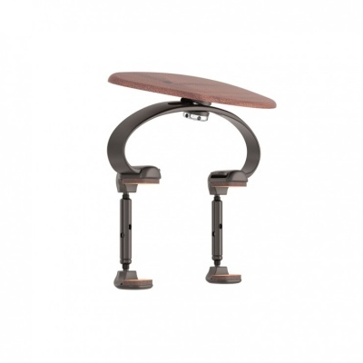 Braçadeira ajustável em metal preto com superfícies de apoio em madeira castanha