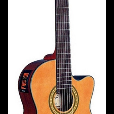 Guitarra clássica elétrica com corpo em madeira natural e corte no corpo