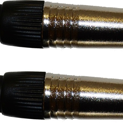 Cabo de áudio com conectores jack prateados e cabo preto