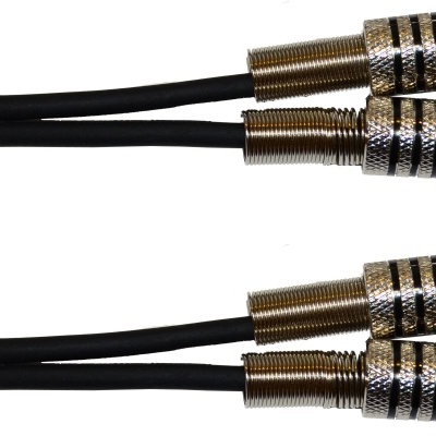 Cabo áudio RCA com quatro conectores metálicos prateados e cabo preto