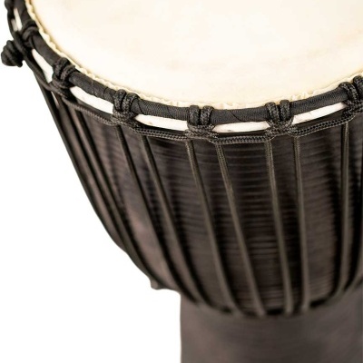 Tambor djembe com pele branca e cordas pretas