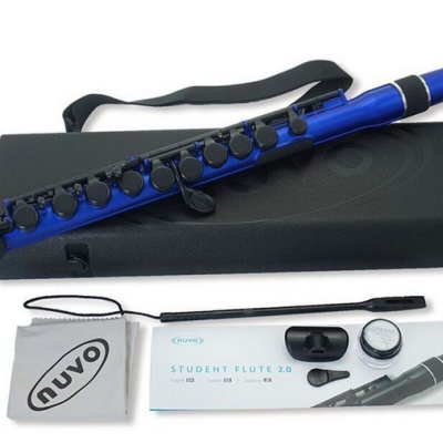 Flauta doce azul com teclas pretas e acessórios em fundo branco