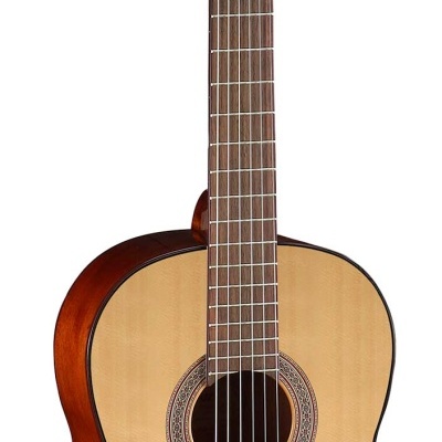 Guitarra clássica de madeira com tampo claro e corpo castanho