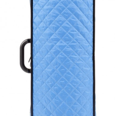 Estojo acolchoado azul com padrão matelassê e etiqueta bam