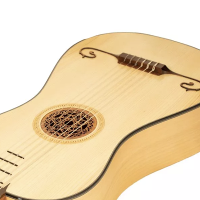 Guitarra de madeira clara com decoração circular e ponte com detalhes em espiral