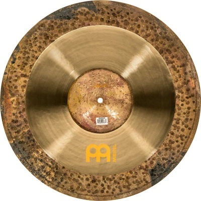 Prato de percussão Meinl bronze com textura martelada e logótipo amarelo