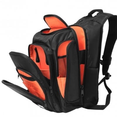 Mochila preta com interiores laranja e múltiplos compartimentos abertos