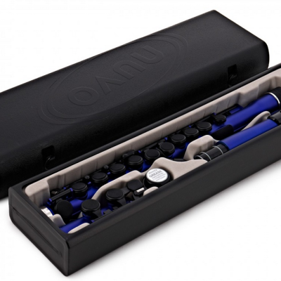 Estojo preto aberto com flauta doce azul, preta e prateada dentro