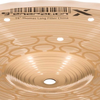 Prato de bateria dourado com padrão circular e texto impresso