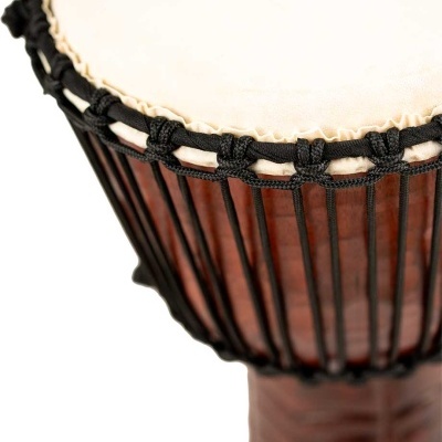Tambor djembe com pele branca e cordas pretas em fundo branco