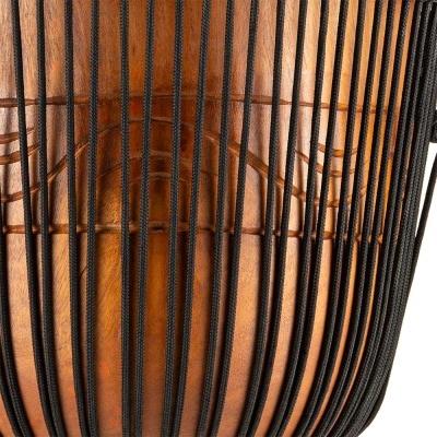 Luminária com estrutura de fios pretos e interior de madeira clara