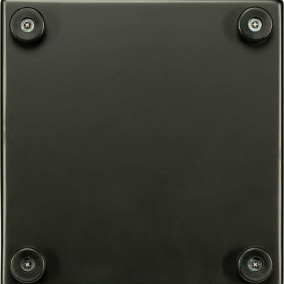 Base quadrada preta com quatro pés antiderrapantes nos cantos