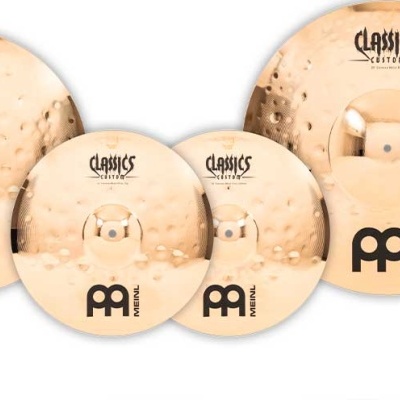 Conjunto de quatro pratos de percussão dourados martelados com texto preto