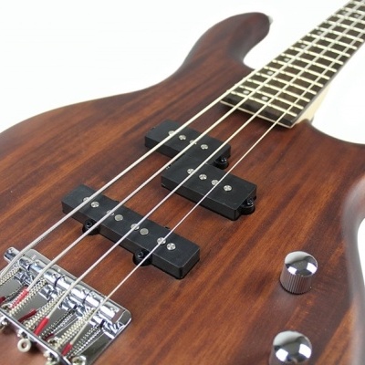 Baixo elétrico de madeira castanha com cordas e botões metálicos