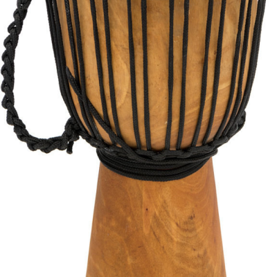 Tambor djembé de madeira com pele e cordas pretas, marca Terré
