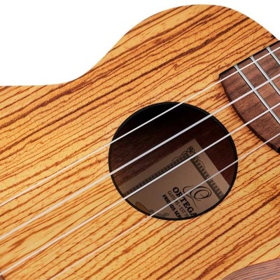 Ukulele de madeira clara com riscas escuras e 4 cordas