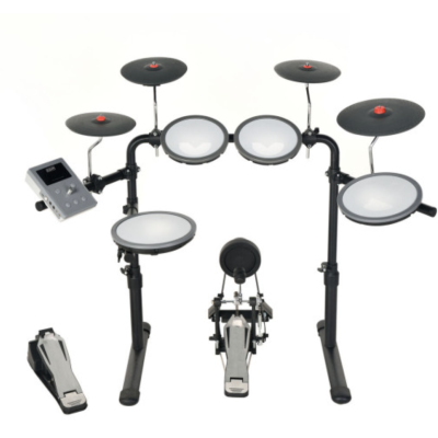 Bateria eletrónica com pads brancos, pratos pretos, pedais de bumbo e hi-hat, módulo de controlo cinzento em estrutura preta