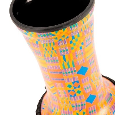 Cachimbo musical djembe colorido com padrões geométricos