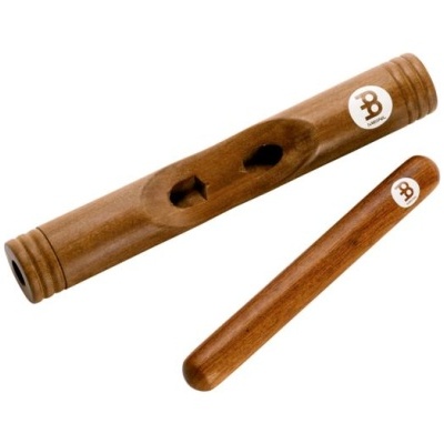 Duas peças de madeira castanha com símbolo B branco sobre fundo branco