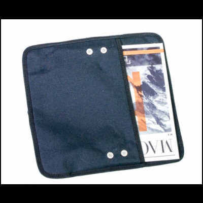 Bolsa preta de tecido com revista parcialmente visível