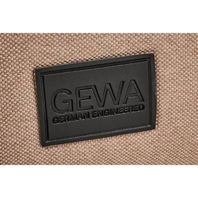 Etiqueta preta com texto GEWA GERMAN ENGINEERED em tecido bege texturizado