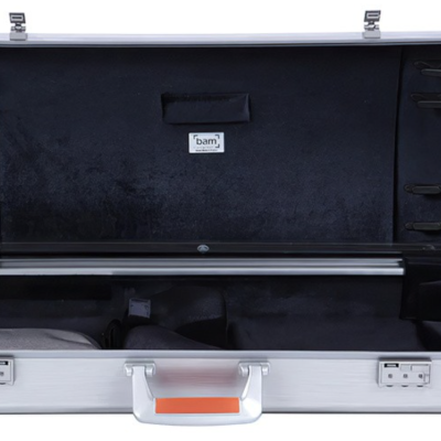 Estojo rígido cinzento para instrumento musical aberto mostrando interior estofado preto com etiqueta bam