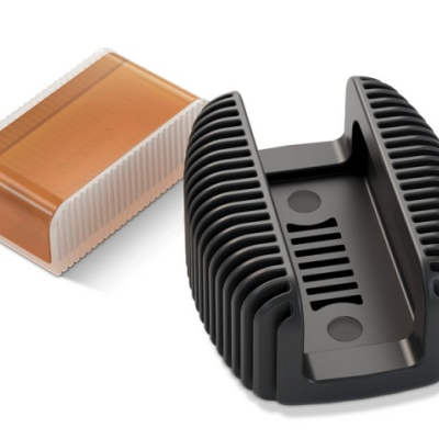 Caixa transparente alaranjada com textura e peça preta nervurada em fundo branco