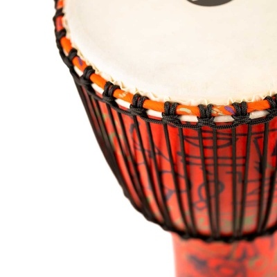 Tambor djembe com pele branca, cordagens pretas e corpo pintado de vermelho e preto com logótipo Meinl.