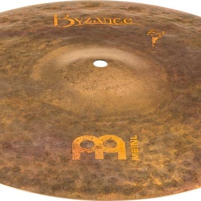 prato de bateria Byzance em metal martelado castanho com textos amarelos