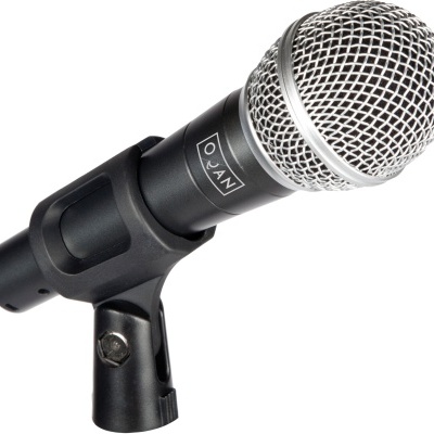 Microfone preto e prata com suporte