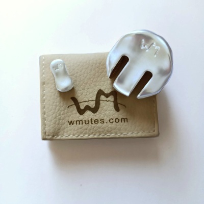 Suporte amortecedor metálico prateado e estojo de pele bege claro com texto