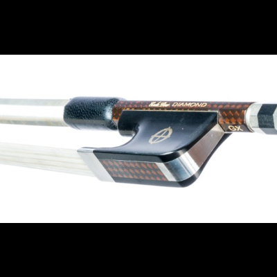 Arco de violino castanho e preto com inscrições douradas e detalhe em prata