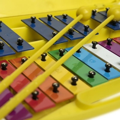 Xilofone colorido com barras metálicas e baquetas amarelas
