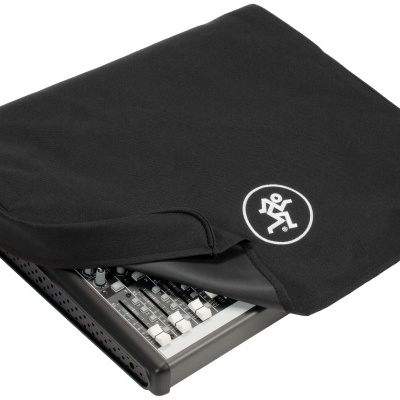 Capa preta para equipamento eletrónico com logótipo branco e painel com botões e entradas de áudio visível