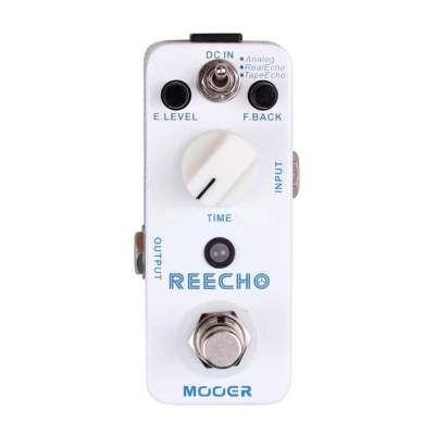 Pedal branco para guitarra com botões pretos e texto azul