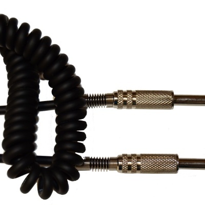 Cabo de áudio preto em mola em espiral com pontas metálicas
