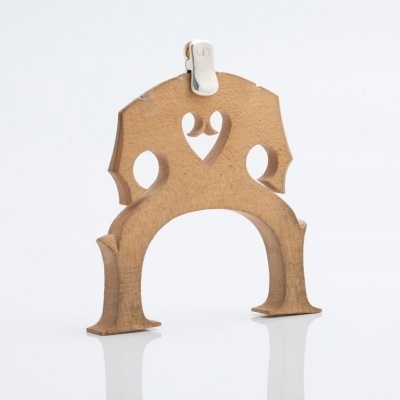 pieza de madera curva con pinza blanca sobre fondo blanco