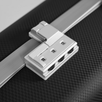 Fecho metálico prateado com combinação numérica 000 numa mala preta texturizada