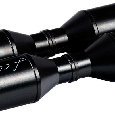 Par de castanholas pretas de metal com símbolos e texto em branco