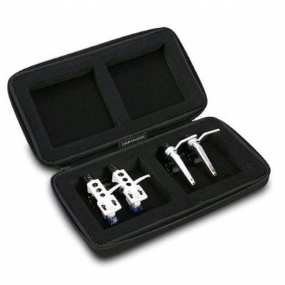 Estojo preto com quatro cabeças para gira-discos organizadas em interior forrado a tecido preto